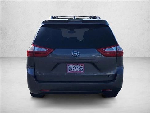 Used 2019 Toyota Sienna LE w/ Carpet Mat Package FWD image 6