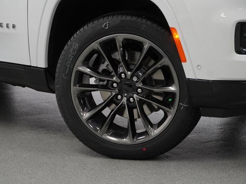 New 2025 Jeep Grand Wagoneer Series III w/ Rear Seat Video Group 1 image 4