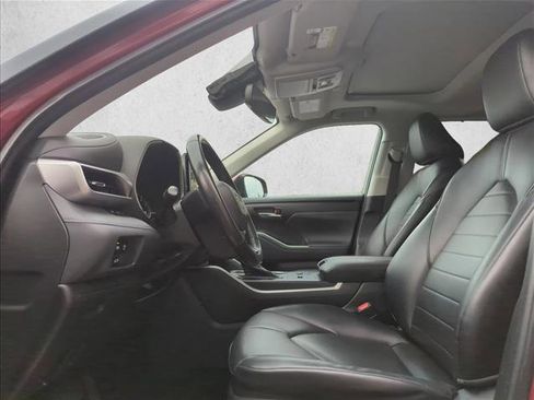 Used 2023 Toyota Highlander XLE image 11