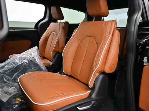 New 2026 Chrysler Pacifica Pinnacle image 30