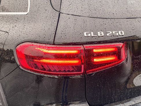 Used 2025 Mercedes-Benz GLB 250 4MATIC image 8