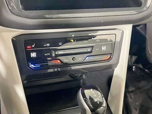 Used 2022 Volkswagen Tiguan SE image 15