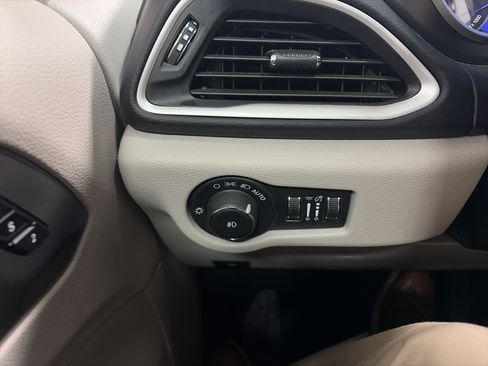 Used 2024 Chrysler Pacifica Touring-L FWD image 18