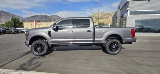 Used 2022 Ford F350 Lariat w/ Black Appearance Package AWD/4WD image 5