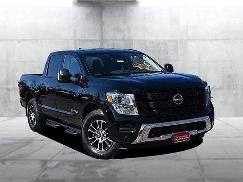 Used 2024 Nissan Titan SV w/ SV Convenience Package image 2
