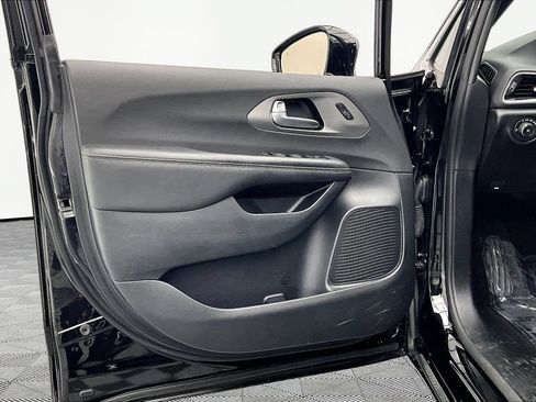 Used 2025 Chrysler Pacifica Select FWD image 23