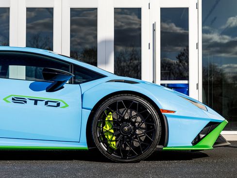 Used 2023 Lamborghini Huracan STO image 24