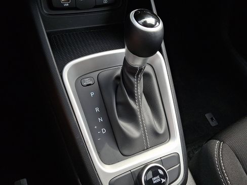 Certified 2025 Hyundai Venue SEL FWD image 15
