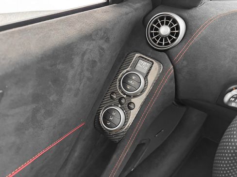 Used 2015 McLaren 650S Spider image 32