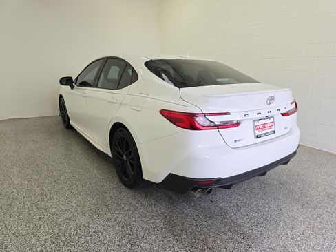 Used 2025 Toyota Camry SE w/ Convenience Package FWD image 6