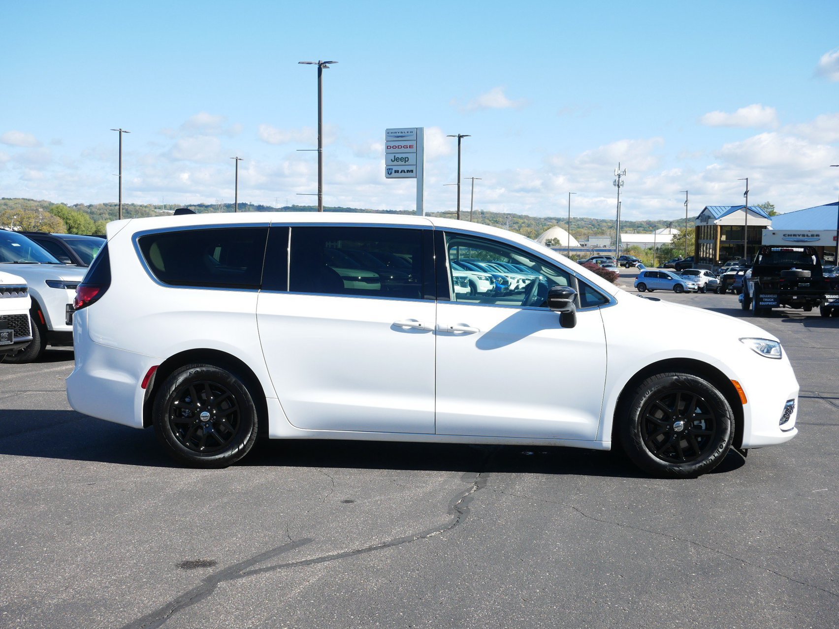 Used 2024 Chrysler Pacifica Touring-L FWD image 3