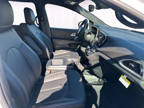 New 2026 Chrysler Pacifica Select FWD image 15