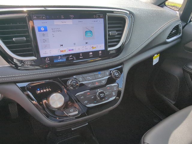 New 2026 Chrysler Pacifica Select FWD image 17