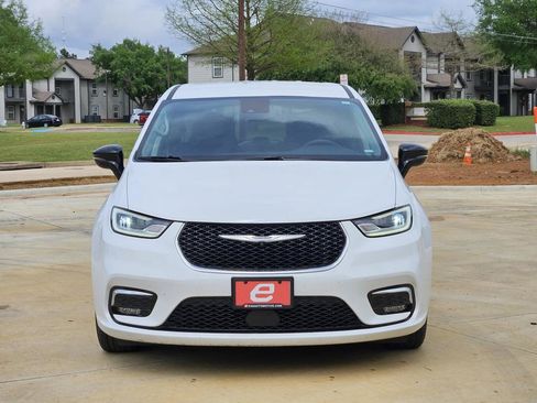 Used 2024 Chrysler Pacifica Limited FWD image 2