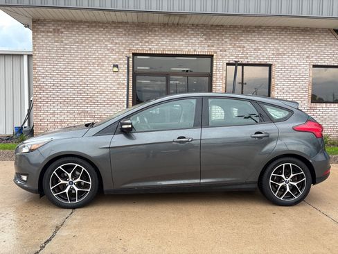 Used 2017 Ford Focus SEL w/ Cold Weather Package FWD image 2