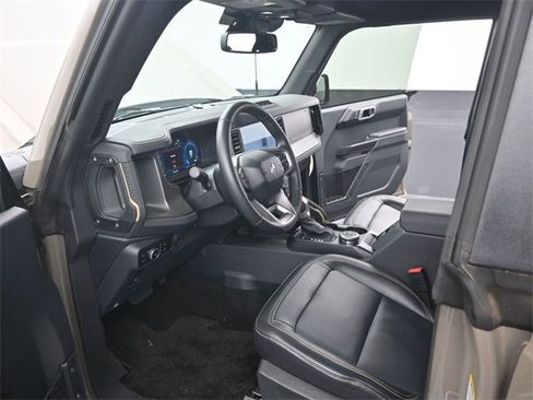 Used 2025 Ford Bronco Badlands image 4