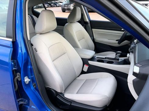 Used 2025 Nissan Altima 2.5 SV FWD image 8