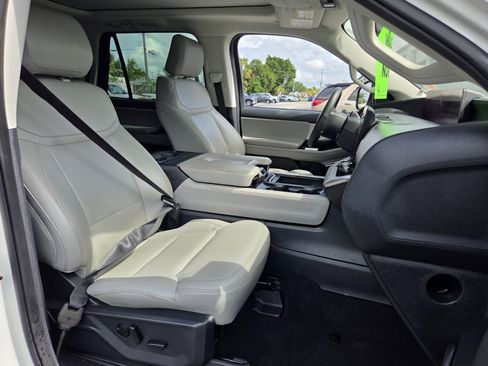 Used 2025 Ford Expedition Active RWD image 19