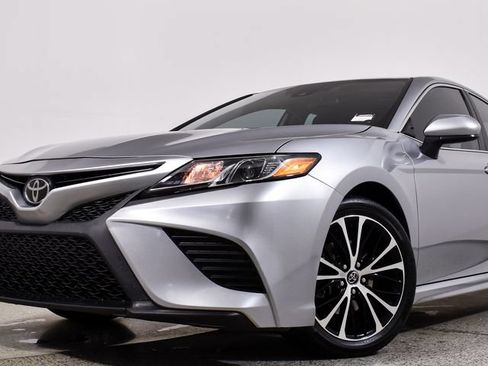 Used 2020 Toyota Camry SE FWD image 6