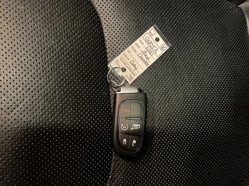 Used 2020 Jeep Cherokee Limited image 33