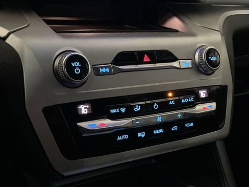 Used 2020 Ford Explorer XLT w/ Equipment Group 202A image 10