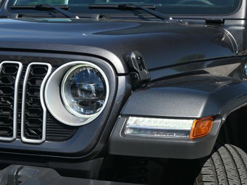 Used 2025 Jeep Wrangler Unlimited Sahara w/ Safety Group AWD/4WD image 6
