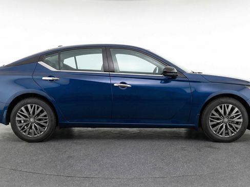 Used 2025 Nissan Altima 2.5 SV image 11