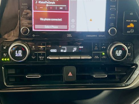 Used 2020 Toyota Highlander Limited w/ Phone Cable & Charge Package image 12