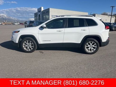 Used 2017 Jeep Cherokee Latitude w/ Cold Weather Group AWD/4WD image 7