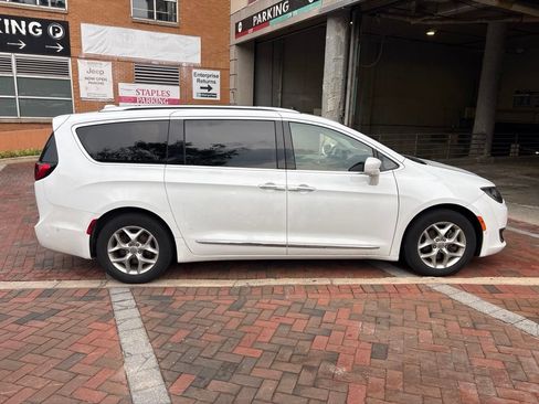 Used 2019 Chrysler Pacifica Touring-L Plus FWD image 2
