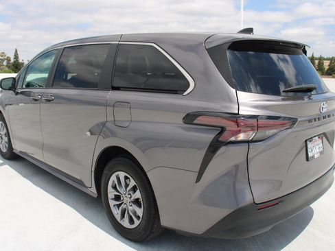 Certified 2023 Toyota Sienna LE FWD image 5