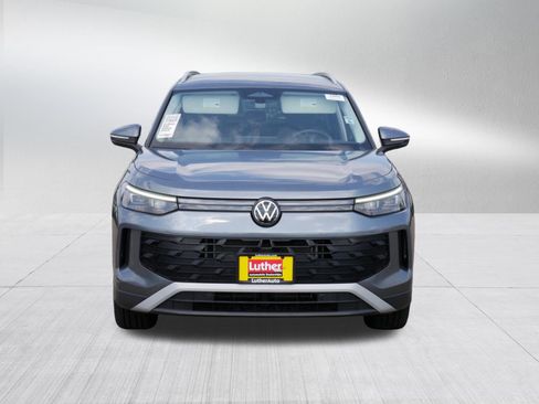 Used 2025 Volkswagen Tiguan SE AWD/4WD image 2