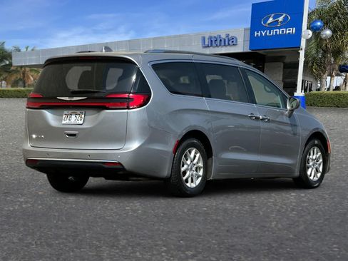 Used 2021 Chrysler Pacifica Touring-L FWD image 3