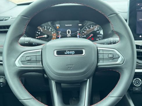 Used 2025 Jeep Compass Trailhawk image 27