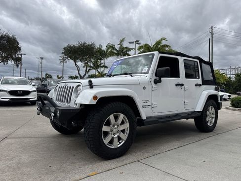 Used 2017 Jeep Wrangler Unlimited Sahara w/ Connectivity Group image 29
