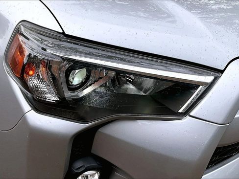 Used 2021 Toyota 4Runner SR5 Premium w/ Moonroof Package RWD image 31