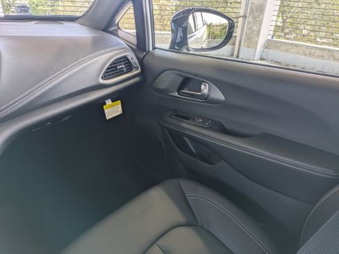 New 2026 Chrysler Pacifica Select image 18