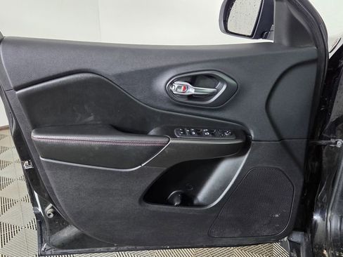 Used 2020 Jeep Cherokee Trailhawk AWD/4WD image 17
