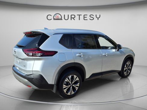 Certified 2021 Nissan Rogue SV w/ Premium Package FWD image 7