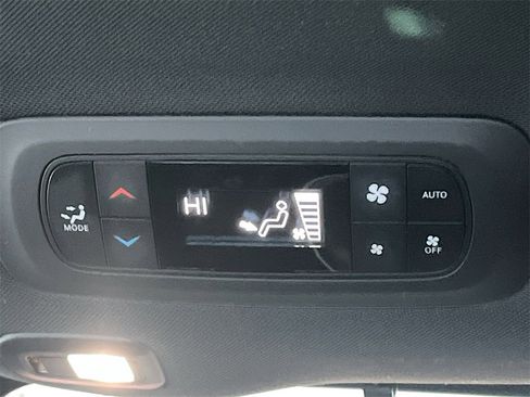 Used 2025 Chrysler Pacifica Limited image 27