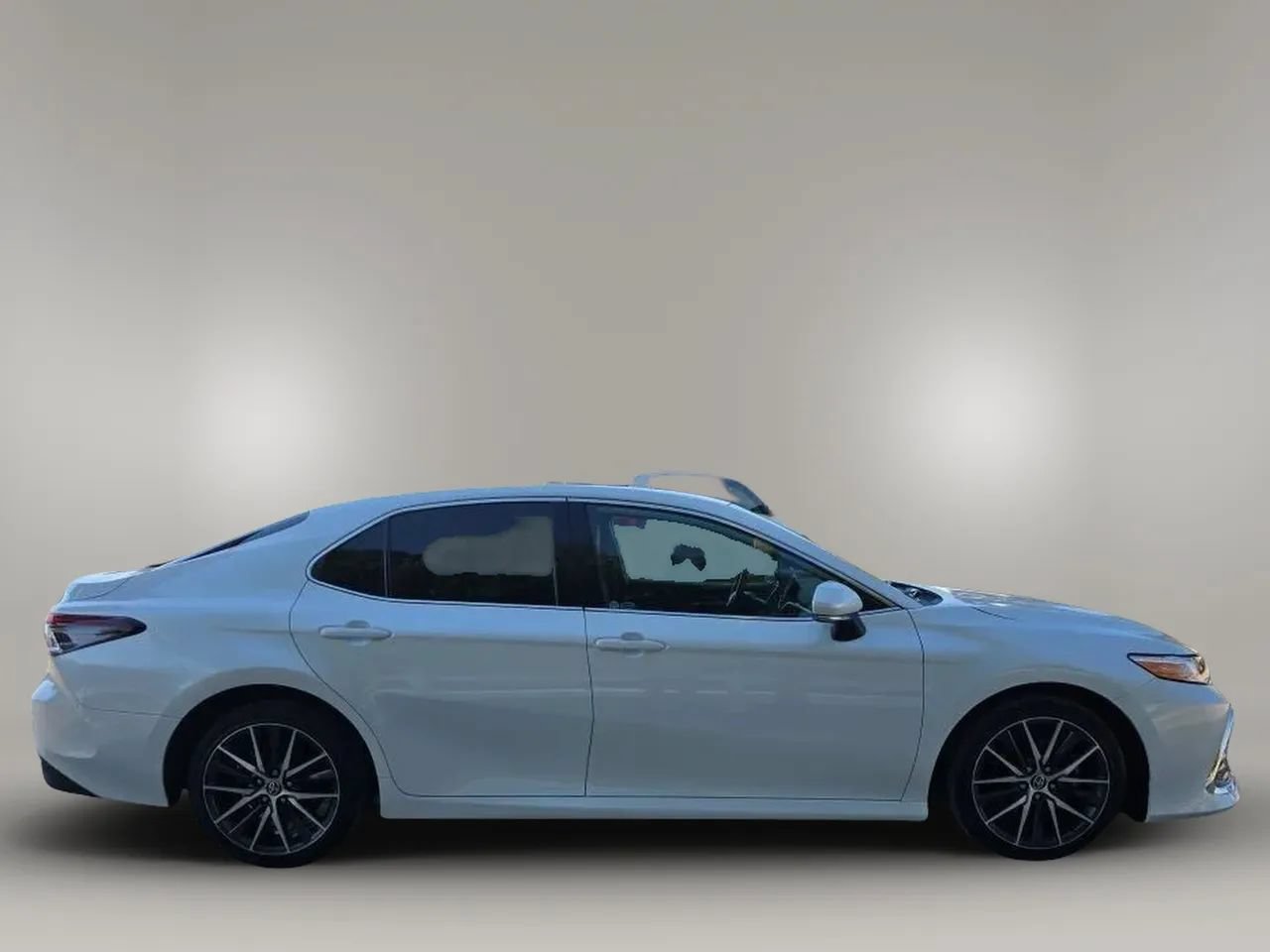 Used 2021 Toyota Camry XLE FWD image 9