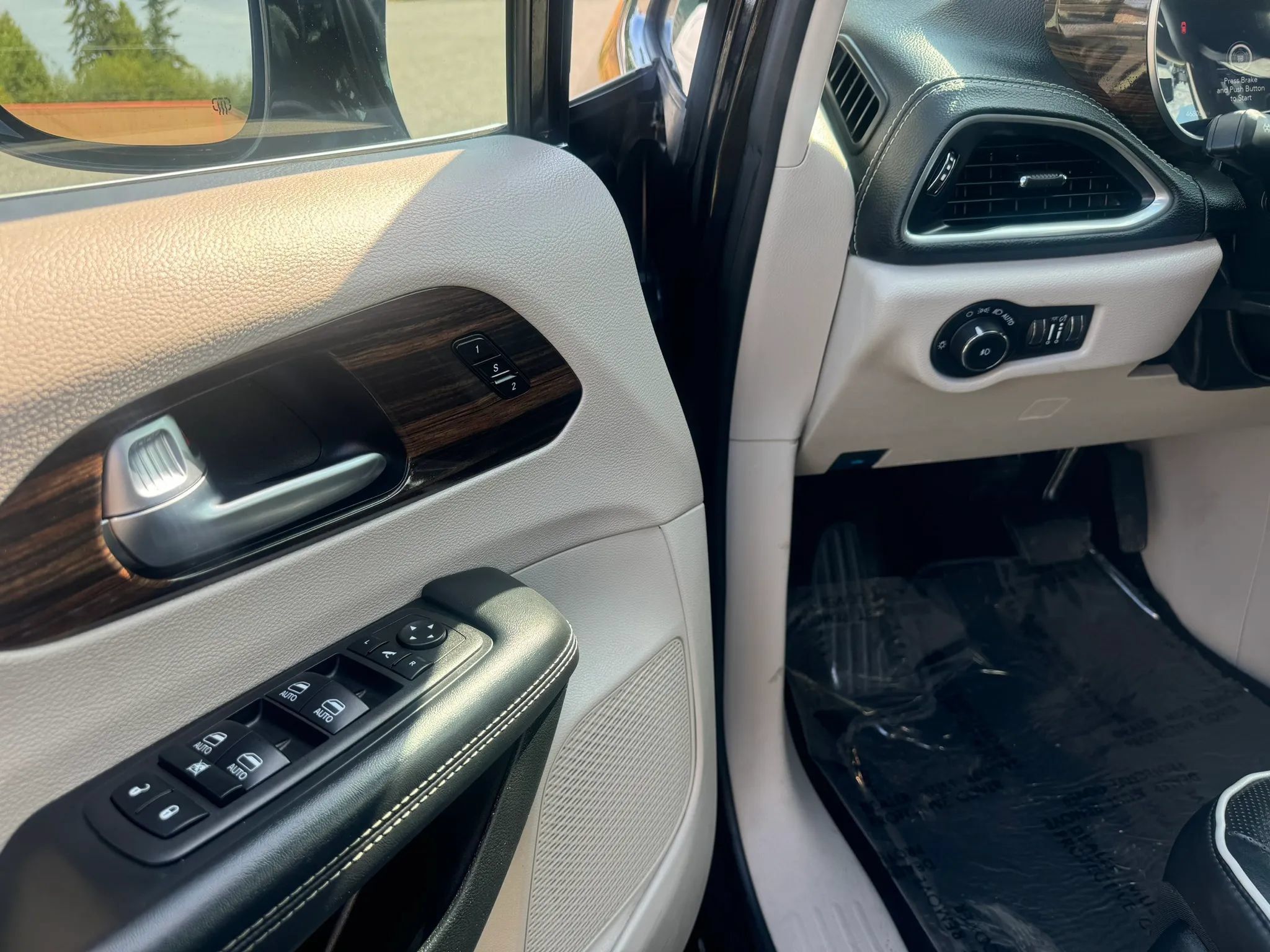 Used 2023 Chrysler Pacifica Limited FWD image 24