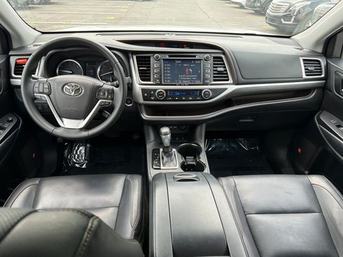 Used 2019 Toyota Highlander Limited AWD/4WD image 2
