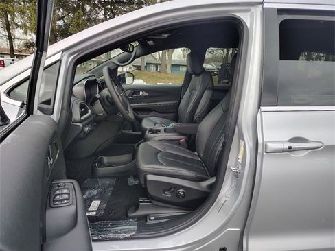 New 2026 Chrysler Pacifica Select image 2