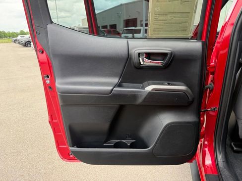 Used 2017 Toyota Tacoma TRD Sport AWD/4WD image 12