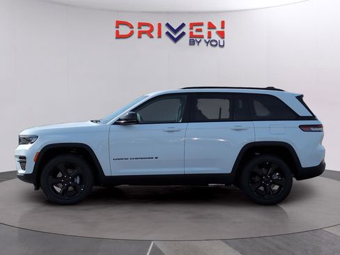 New 2025 Jeep Grand Cherokee Altitude image 2