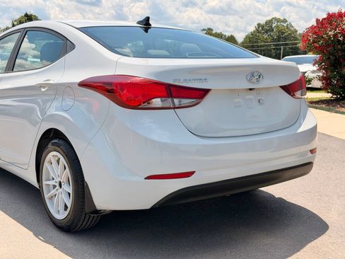 Used 2016 Hyundai Elantra SE w/ Option Group 02 FWD image 5