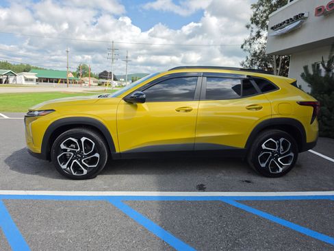 Used 2025 Chevrolet Trax RS w/ Sunroof Package FWD image 7