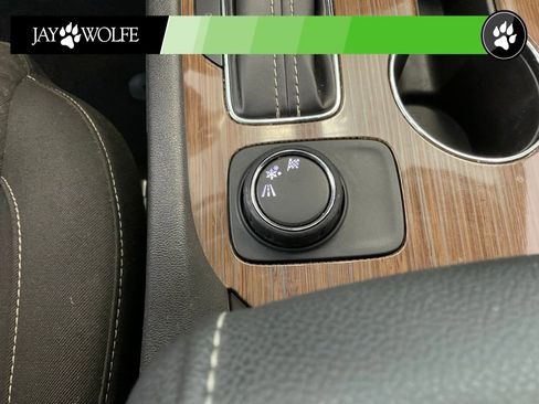 Used 2018 GMC Acadia SLE FWD image 17