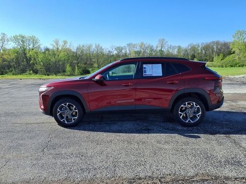 Used 2025 Chevrolet Trax LT w/ LT Convenience Package FWD image 31